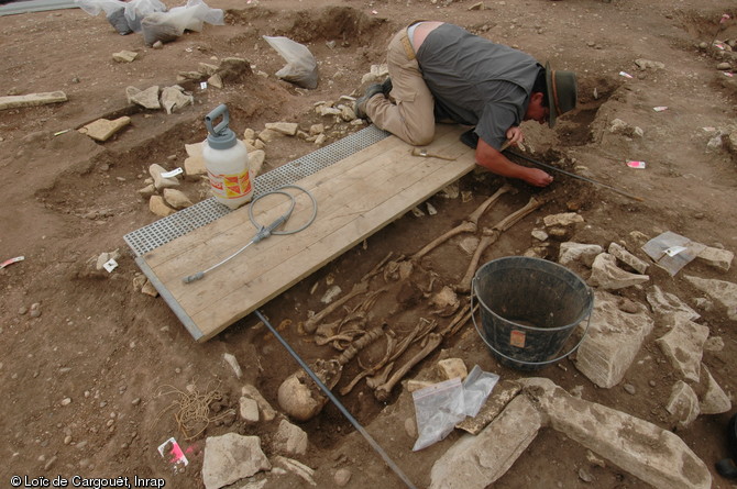 Sépulture à inhumation en cours de fouille sur la nécropole gallo-romaine de Rosières-aux-Salines (Meurthe-et-Moselle) datée du IIIe siècle de notre ère, 2009.  