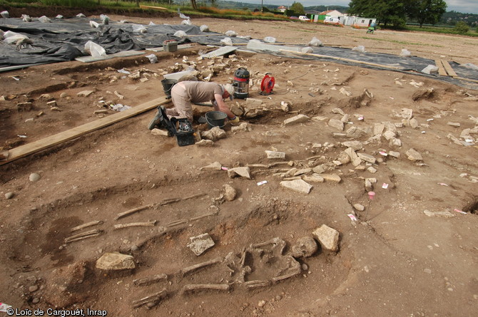 Vue générale de la nécropole gallo-romaine de Rosières-aux-Salines (Meurthe-et-Moselle), 2009.  Près de 400 structures liées à la pratique de la crémation y ont été repérées.