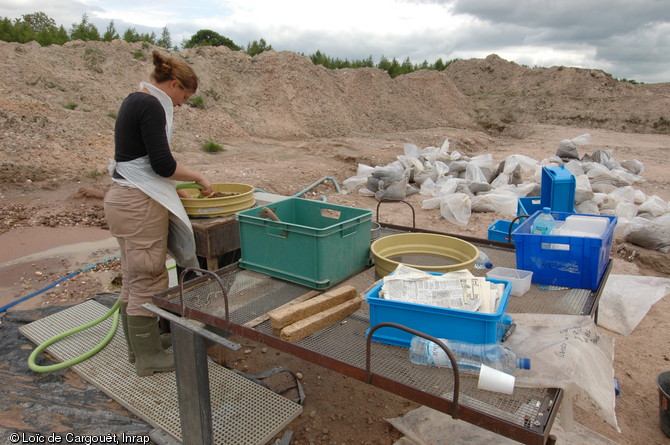 Tamisage des sédiments de la nécropole gallo-romaine de Rosières-aux-Salines (Meurthe-et-Moselle), 2009.  Cette opération vise à récupérer les macro-restes (graines, charbons, os brûlés...) et les petits objets (fragments de céramique, de métal...) qui n'ont pas été vus lors de la fouille.    