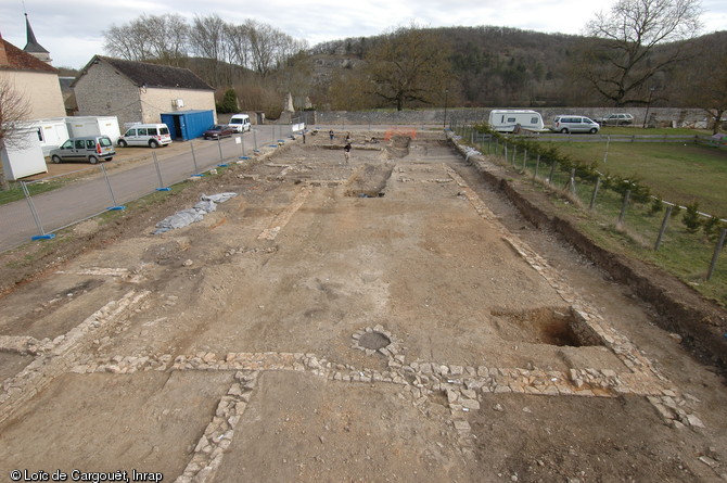   Vue générale de la fouille de Saint-Moré (Yonne) en 2010 dans son environnement.Des occupations antique et médiévale ont été repérées. Le site est installé à proximité immédiate de la via Agrippa, reliant Lyon à Boulogne-sur-Mer.  