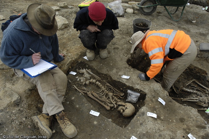 Sépultures datées des XVIIIe et XIXe siècles appartenant au cimetière moderne des Trois Maisons à Nancy (Meurthe-et-Moselle), 2010.  L'existence de ce cimetière est le fait du duc de Lorraine en 1732 et son utilisation se fit jusqu'en 1842, date de fermeture définitive des cimetières intra-muros de la ville.  