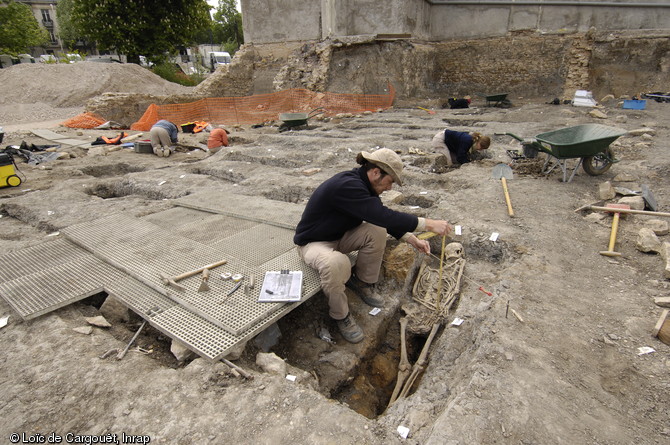 Relevé d'une sépulture sur la fouille du cimetière moderne des Trois Maisons (XVIIIe et XIXe siècles) à Nancy (Meurthe-et-Moselle), 2010.  Comme c'est le cas ici, la plupart des individus sont enterrés en sépulture individuelle et en cercueil.  