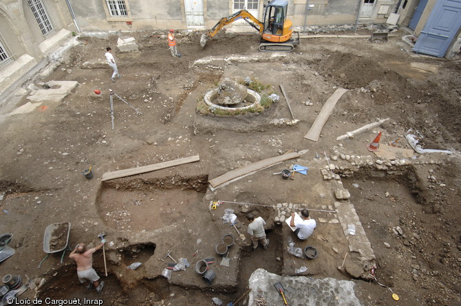 Vue générale de la fouille de la cour d'honneur du musée des Beaux-Arts de Valence (Drôme) en 2009.  Les évolutions du palais épiscopal, depuis sa construction au début du haut Moyen Âge jusqu'à sa transformation en musée au XIXe siècle, ont pu être étudiées. Les premiers évêques de Valence ont ainsi utilisé des matériaux provenant d'un édifice de spectacle antique, interprété comme un Odéon, pour ériger leur palais. 