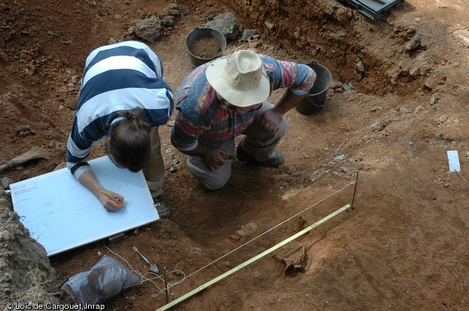 Relevé d'une incinération sur la fouille de la nécropole de l'oppidum de Bibracte (Sâone-et-Loire), 2008. 