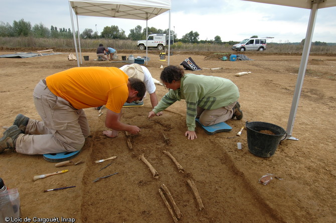 Fouille d'une tombe à inhumation appartenant à une nécropole datée du début du Bronze final (1200 avant notre ère) sur la commune de Damparis (Jura) en 2008. 