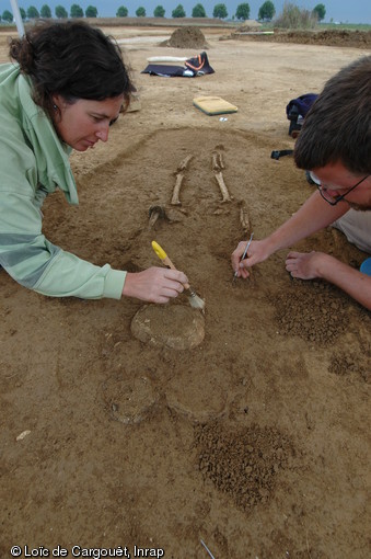Fouille d'une tombe à inhumation appartenant à une nécropole datée du début du Bronze final (1200 avant notre ère) sur la commune de Damparis (Jura) en 2008. 