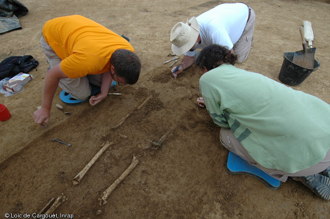 Fouille d'une tombe à inhumation appartenant à une nécropole datée du début du Bronze final (1200 avant notre ère) sur la commune de Damparis (Jura) en 2008. 