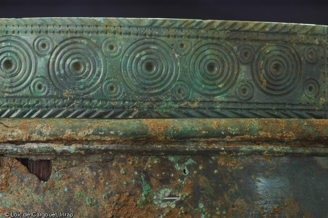 Détail du décor d'un seau découvert sur le plancher de la sépulture aristocratique n°13 de Saint-Dizier (Haute-Marne) qui a été datée du VIe s. de notre ère, 2002. 