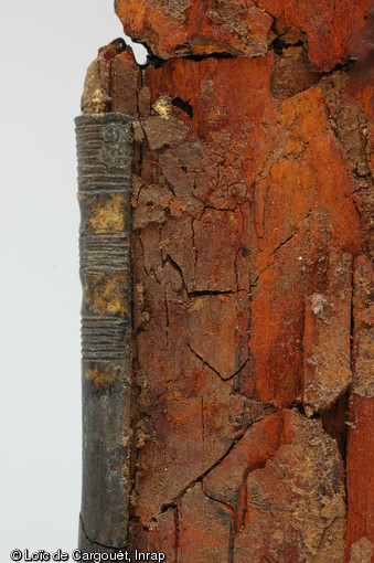 Détail du fourreau de l'épée découverte dans la sépulture aristocratique n° 13 de Saint-Dizier (Haute-Marne) qui est datée du VIe s. de notre ère, 2002.  Longue de 90 cm environ, l'épée avait été placée contre l'épaule droite du défunt et était conservée dans son fourreau en bois d'aulne.  