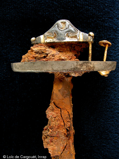 Détail du pommeau de l'épée découverte dans la sépulture aristocratique n° 13 de Saint-Dizier (Haute-Marne) qui est datée du VIe s. de notre ère, 2002. 
