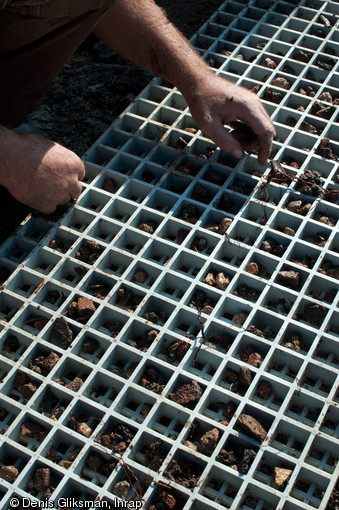 Grille improvisée à partir d’un caillebotis de chantier et réalisée pour tamiser les comblements des fours de Pistillus. Fouille du Faubourg d'Arroux, Autun (Saône-et-Loire), 2010. 