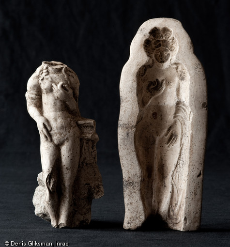 Recto du demi moule signé  Pistillus  représentant Vénus se pinçant le sein, et un exemplaire de statuette de Vénus se pinçant le sein, issu d’un autre moule. Fouille du Faubourg d'Arroux, Autun (Saône-et-Loire), 2010.