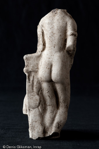Statuette antique de Vénus se pinçant le sein (verso). Fouille du Faubourg d'Arroux, Autun (Saône-et-Loire), 2010.