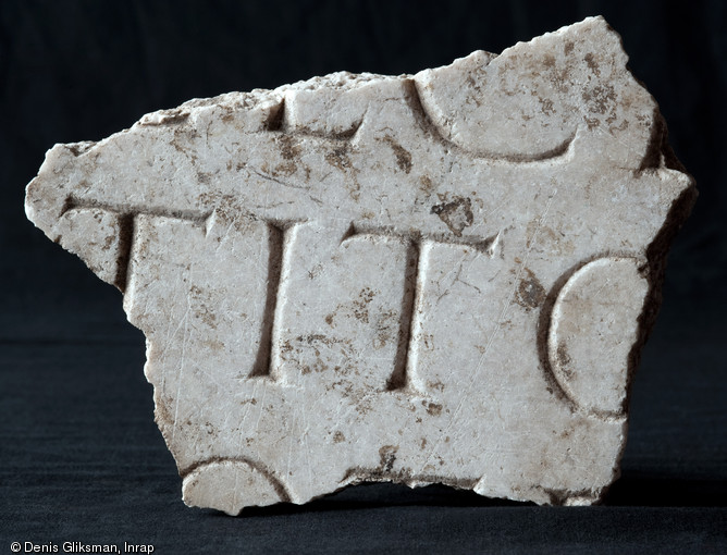 Fragment d’inscription sur marbre antique, partie d'une dédicace à un haut personnage, membre de l’ordre équestre et tribun de la XXIIe légion. Fouille du Faubourg d'Arroux, Autun (Saône-et-Loire), 2010.