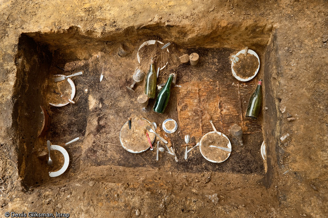 Enfoui depuis 1983, le banquet de Daniel Spoerri s’est décomposé, jusqu’à n’être qu’un souvenir. Pour en étudier les vestiges, vingt-sept ans plus tard, les premières fouilles archéologiques de l’histoire de l’art contemporain ont été organisées du 31 mai au 10 juin 2010. Jouy-en-Josas (Yvelines).