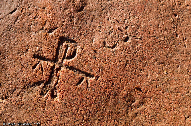Détail d'un chrisme gravé sur une tuile utilisée dans le coffrage d'une tombe paléochrétienne à Propriano (Corse-du-Sud), 2009.  Au cours de cette fouille, un édifice antique, un ensemble d'églises et une nécropole ont été également dégagés. 