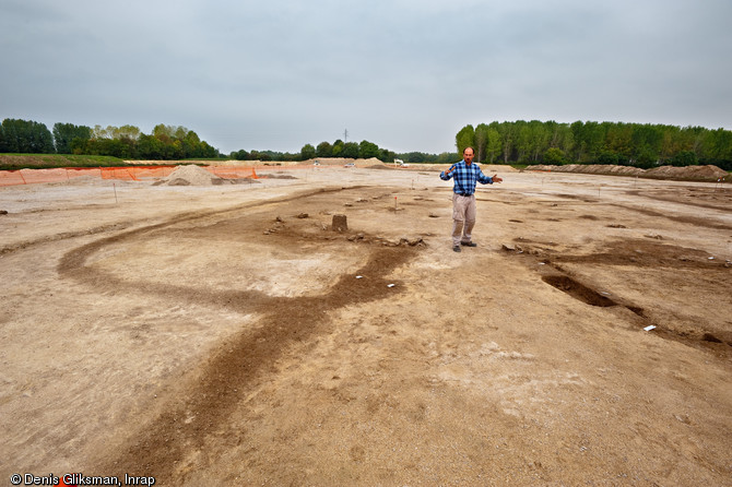 Une équipe d'archéologues de l'Inrap a étudié un site néolithique à Pont-sur-Seine (Aube) sur une surface de 4 hectares en 2009.  Le village mis au jour est exceptionnel par la densité de l'occupation, la monumentalité des bâtiments et le caractère inédit de certaines architectures. Ici, l'entrée principale du bâtiment monumental de 300 m2. 