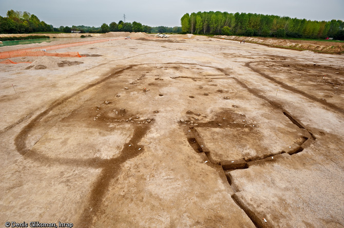 Une équipe d'archéologues de l'Inrap a étudié un site néolithique à Pont-sur-Seine (Aube) sur une surface de 4 hectares en 2009. Le village mis au jour est exceptionnel par la densité de l'occupation, la monumentalité des bâtiments et le caractère inédit de certaines architectures. Ici, la vue générale du bâtiment monumental de 300 m2.