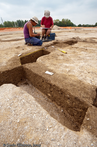 Une équipe d'archéologues de l'Inrap a étudié un site néolithique à Pont-sur-Seine (Aube) sur une surface de 4 hectares en 2009. Le village mis au jour est exceptionnel par la densité de l'occupation, la monumentalité des bâtiments et le caractère inédit de certaines architectures. Ici, la fouille des traces laissées par la paroi du bâtiment de 300 m2.