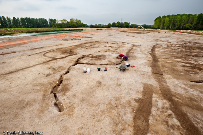 Une équipe d'archéologues de l'Inrap a étudié un site néolithique à Pont-sur-Seine (Aube) sur une surface de 4 hectares en 2009. Le village mis au jour est exceptionnel par la densité de l'occupation, la monumentalité des bâtiments et le caractère inédit de certaines architectures.  Ici, deux archéologues étudient les parois du bâtiment de 300 m2. 