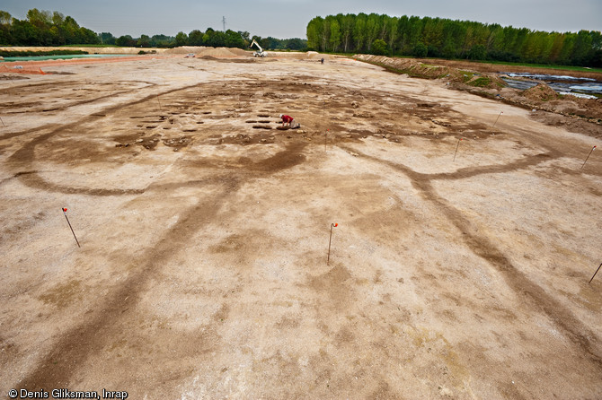 Une équipe d'archéologues de l'Inrap a étudié un site néolithique à Pont-sur-Seine (Aube) sur une surface de 4 hectares en 2009. Le village mis au jour est exceptionnel par la densité de l'occupation, la monumentalité des bâtiments et le caractère inédit de certaines architectures.  Ici, une vue rapprochée du bâtiment monumental de 900 m2. 