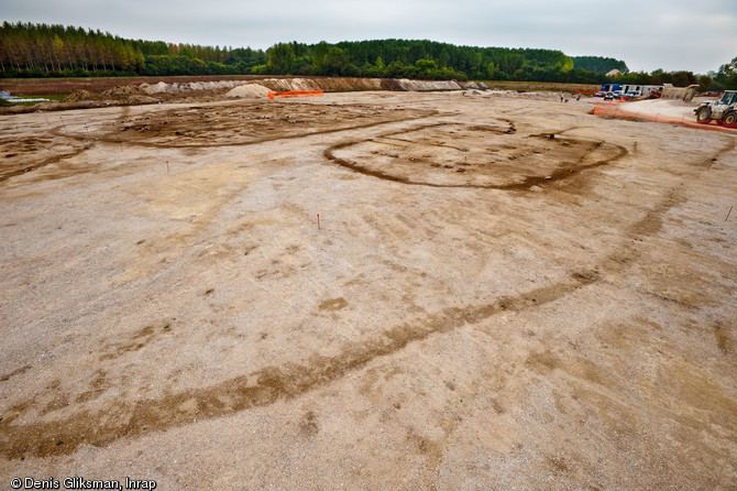 Une équipe d'archéologues de l'Inrap a étudié un site néolithique à Pont-sur-Seine (Aube) sur une surface de 4 hectares en 2009. Le village mis au jour est exceptionnel par la densité de l'occupation, la monumentalité des bâtiments et le caractère inédit de certaines architectures.  Ici, la palissade de l'enclos intégrant les 2 bâtiments monumentaux. 