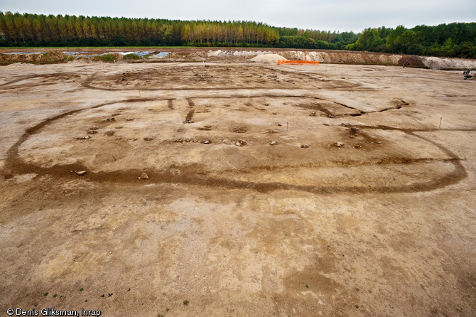 Une équipe d'archéologues de l'Inrap a étudié un site néolithique à Pont-sur-Seine (Aube) sur une surface de 4 hectares en 2009. Le village mis au jour est exceptionnel par la densité de l'occupation, la monumentalité des bâtiments et le caractère inédit de certaines architectures.  Ici, la vue latérale des 2 bâtiments monumentaux avec le plus petit (300m2) au premier plan. 