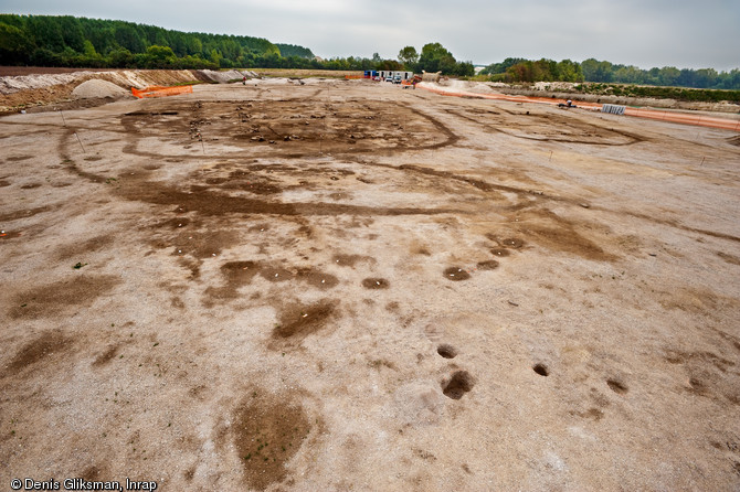 Une équipe d'archéologues de l'Inrap a étudié un site néolithique à Pont-sur-Seine sur une surface de 4 hectares en 2009. Le village mis au jour est exceptionnel par la densité de l'occupation, la monumentalité des bâtiments et le caractère inédit de certaines architectures.Ici, une vue de l'arrière des bâtiments monumentaux dans leur enclos. 