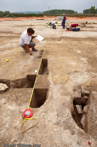 Une équipe d'archéologues de l'Inrap a étudié un site néolithique à Pont-sur-Seine sur une surface de 4 hectares en 2009. Le village mis au jour est exceptionnel par la densité de l'occupation, la monumentalité des bâtiments et le caractère inédit de certaines architectures.  ici, la fouille d'une fosse. A droite, le creusement d'un trou de poteau garni de pierres de calage pour assurer la stabilité d'un poteau vertical. 