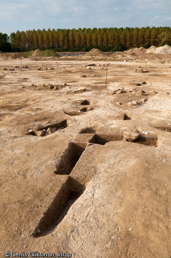 Une équipe d'archéologues de l'Inrap a étudié un site néolithique à Pont-sur-Seine sur une surface de 4 hectares en 2009.  Le village mis au jour est exceptionnel par la densité de l'occupation, la monumentalité des bâtiments et le caractère inédit de certaines architectures.  Ici, un vue d'un angle du bâtiment principal en cours de fouille (fosse et trous de poteaux avec pierres de calage).