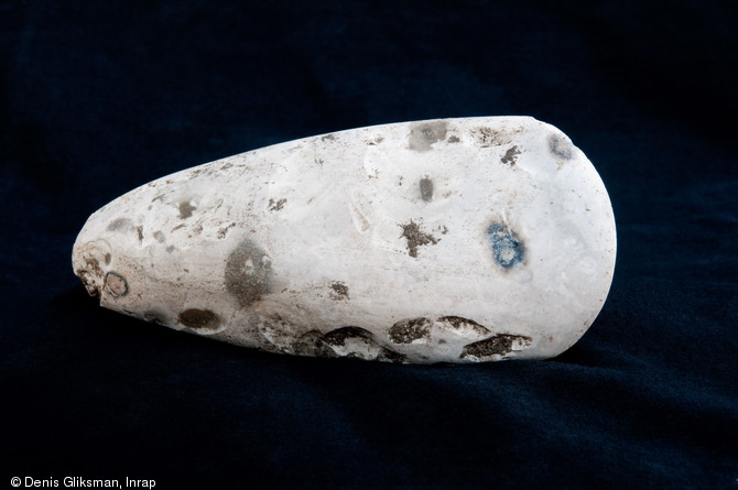 Une équipe d'archéologues de l'Inrap a étudié un site néolithique à Pont-sur-Seine (Aube) sur une surface de 4 hectares en 2009.  Ici, une hache polie en silex de la période néolithique. Elle a été découverte dans un trou de poteau d'un bâtiment. 
