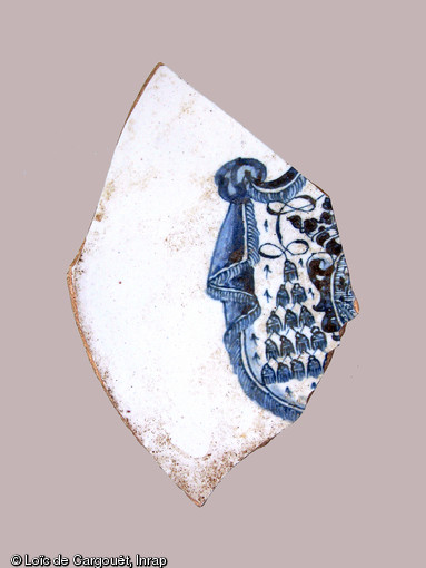 Fragment d'assiette en faïence de Nevers datée du XVIIIe s. et provenant de la dépendance de l'abbaye bénédictine Notre-Dame (Nièvre), 2003-2004.