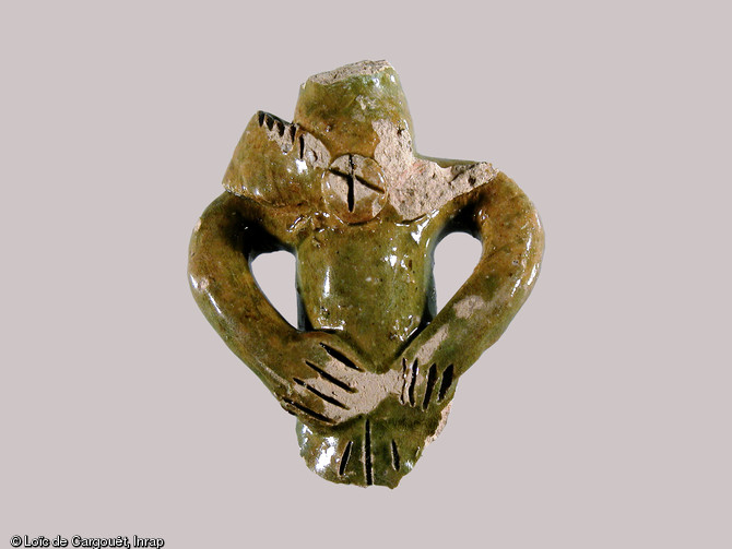 Figurine en céramique glaçurée verte de la deuxième moitié du XVIIe siècle mise au jour lors des fouilles effectuées à la ferme seigneuriale du Colombier à Varennes-sur-Seine (Seine-et-Marne) en 2004.