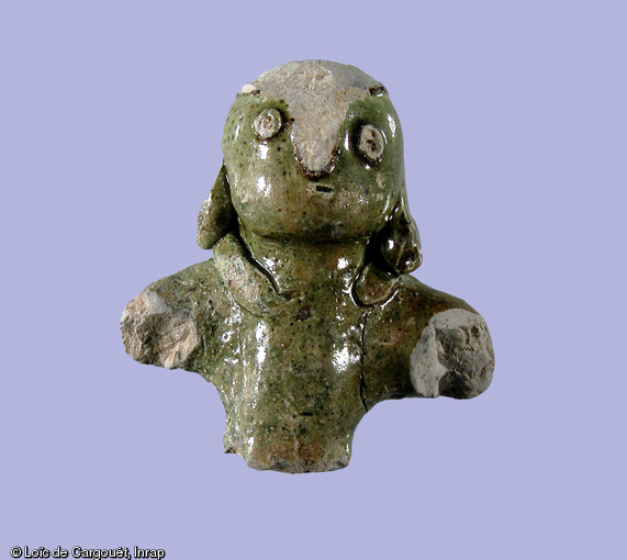 Figurine en céramique glaçurée verte de la deuxième moitié du XVIIe siècle mise au jour lors des fouilles effectuées à la ferme seigneuriale du Colombier à Varennes-sur-Seine (Seine-et-Marne) en 2004. 