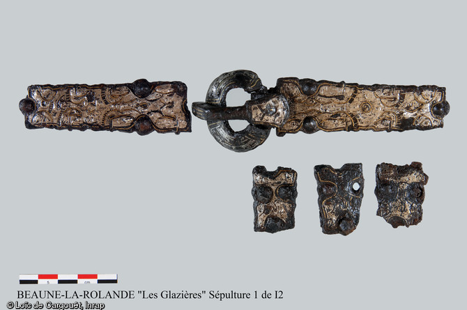 Eléments de ceinture en fer damasquiné (contre-plaque et plaque-boucle) provenant de la fouille  les Glazières  à Beaune-La-Rolande (Loiret) en 2007. 