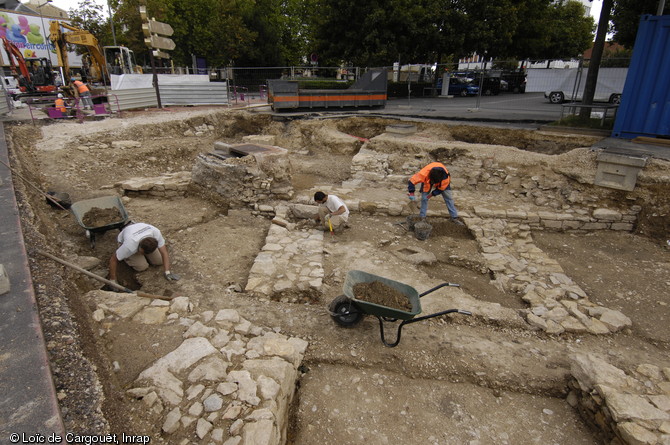 Vestiges de la porte Saint-Nicolas en cours de fouille sur la place de la République à Dijon (Côte-d'Or), 2010.  Au premier plan les murs de la porterie du XVIe s. en cours de dégagement appuyés à l'arrière contre le tronçon de courtine qui, au XVIe s., relie le nouveau bastion Saint-Nicolas à l'enceinte urbaine du Moyen Âge.