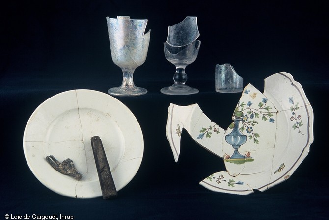 Assiettes en faïence, verrerie et couteau de la première moitié du XIXe s., provenant de la fouille de la fosse n°47 rue Marat (Ivry-sur-Seine), 2003.
