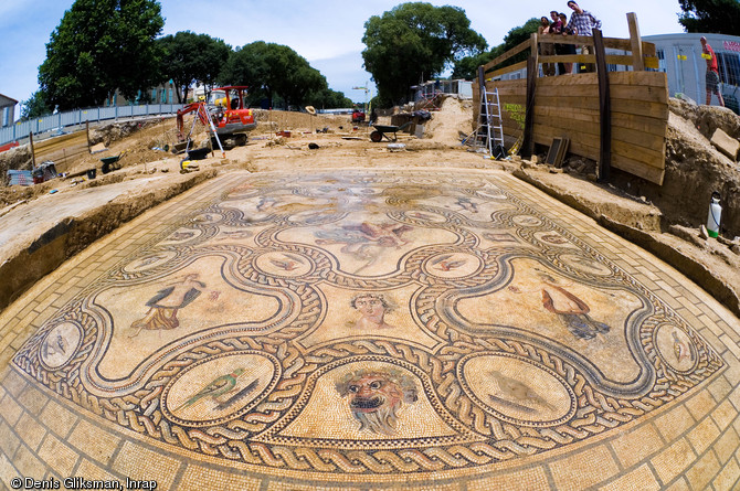 Mosaïque représentant l'histoire de Penthée datée du IIe s. de notre ère. Fouille de l'avenue Jean Jaurès à Nîmes (Gard), 2006-2007. 