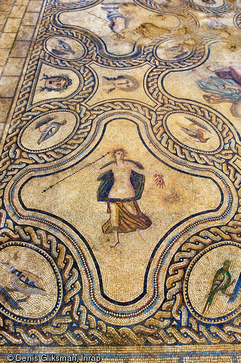 Mosaïque représentant l'histoire de Penthée datée du IIe s. de notre ère. Fouille de l'avenue Jean Jaurès à Nîmes (Gard) en 2006-2007.   Ici un médaillon quadrilobé orné d'une figure de Bacchante, en pied, portant le thyrse, attribut de Dionysos.
