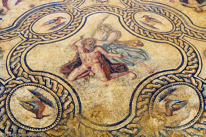 Scène du châtiment de Penthée et d'Agavé dans un médaillon quadrilobé au centre de la mosaïque de Penthée (IIe s. de notre ère). Fouille de l’avenue Jean-Jaurès, Nîmes (Gard), 2006-2007. 