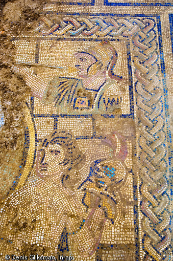 Détail de la mosaïque représentant la découverte d'Achille par Ulysse sur l'île de Skyros, datée de la fin du IIe s. ou du début du IIIe s. de notre ère. Fouille de l'avenue Jean Jaurès à Nîmes (Gard) en 2006-2007.  Ici une représentation d'une des femmes du gynécée et, au-dessus, un compagnon d'Ulysse sonnant la trompette.