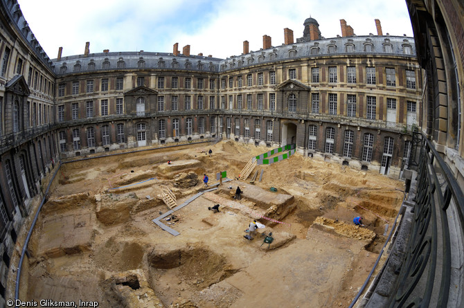 Fouille de la cour du Grand Commun du château de Versailles (Yvelines), 2007.  La fouille a révélé le jeu de paume et le pavillon d'habitation du maître paumier, construits sur ordre de Louis XIII aux alentours de 1630.  