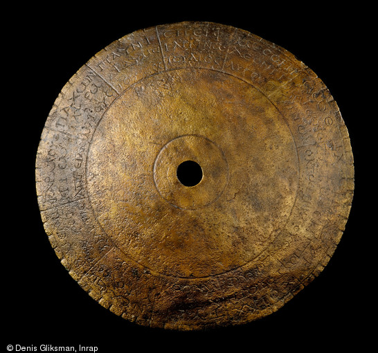 Le disque astrologique de Chevroches (Nièvre), daté de la fin du IIIe s. de notre ère, 2001.  Constitué d'une tôle en alliage cuivreux de 0,5 mm d'épaisseur percée en son centre, il présente un diamètre d'environ 65 mm. Sa courbure permet d'évaluer son diamètre d'origine à 100 mm. 