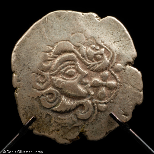 Statère gaulois en électrum appartenant au trésor monétaire mis au jour à Laniscat (Côtes-d'Armor), Ier s. avant notre ère, 2007.  