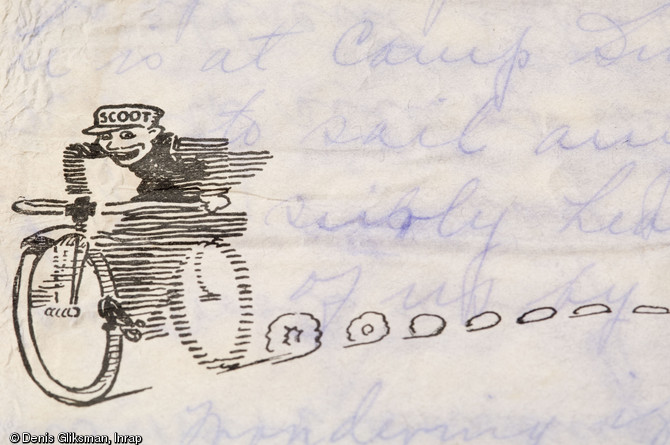 Détail du papier de la lettre au sergent Liepman datée de 1918. Fouille d'un site mérovingien à Messein (Meurthe-et-Moselle), 2004.  Le courrier se compose d'une enveloppe et de quatre feuillets sur papier à pâte mécanique, illustré. Seul leur recto est manuscrit avec une encre bleue à base d'aniline.  