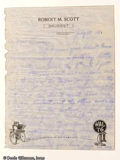 Premier feuillet de la lettre au sergent Liepman datée de 1918. Fouille d'un site mérovingien à Messein (Meurthe-et-Moselle), 2004.  Le courrier se compose d'une enveloppe et de quatre feuillets sur papier à pâte mécanique, illustré. Ces feuillets sont à l'entête de Robert M. Scott, pharmacien à Oklahoma city. Seul leur recto est manuscrit avec une encre bleue à base d'aniline.