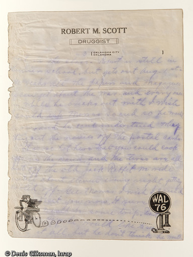 Troisième feuillet de la lettre au sergent Liepman datée de 1918. Fouille d'un site mérovingien à Messein (Meurthe-et-Moselle), 2004.  Le courrier se compose d'une enveloppe et de quatre feuillets sur papier à pâte mécanique, illustré. Ces feuillets sont à l'entête de Robert M. Scott, pharmacien à Oklahoma city. Seul leur recto est manuscrit avec une encre bleue à base d'aniline.