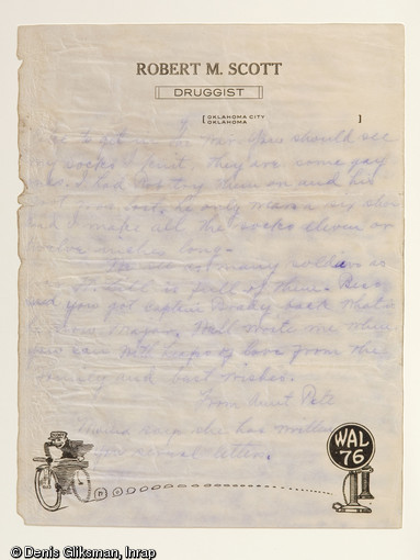 Quatrième feuillet de la lettre au sergent Liepman datée de 1918. Fouille d'un site mérovingien à Messein (Meurthe-et-Moselle), 2004.  Le courrier se compose d'une enveloppe et de quatre feuillets sur papier à pâte mécanique, illustré. Ces feuillets sont à l'entête de Robert M. Scott, pharmacien à Oklahoma city. Seul leur recto est manuscrit avec une encre bleue à base d'aniline.  