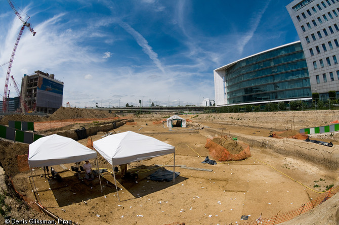 Site mésolithique (8200-7500 avant notre ère). Fouille de la rue Farman à Paris, 2008.  Au premier plan une des concentration en cours de fouille ; au fond, derrière le périphérique, coule la Seine actuelle. Des traces ténues des derniers chasseurs-cueilleurs de la préhistoire y ont été découvertes. 