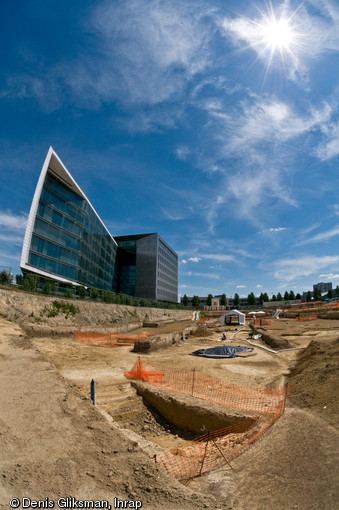 Site mésolithique (8200-7500 avant notre ère). Fouille de la rue Farman à Paris, 2008.  Des traces ténues des derniers chasseurs-cueilleurs de la préhistoire y ont été découvertes. 